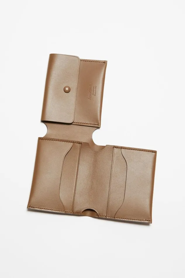 Acne Studios Leather Trifold Wallet Camel Brown Women Small Leather Goods Acne Studios Leather Trifold Wallet Camel Brown Women Small Leather Goods