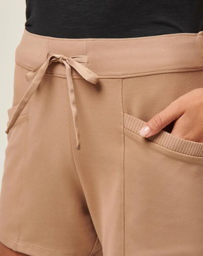 Women Shorts TravisMathew FRIDAY PONTE POCKET SHORT Natural Women Shorts TravisMathew FRIDAY PONTE POCKET SHORT Natural